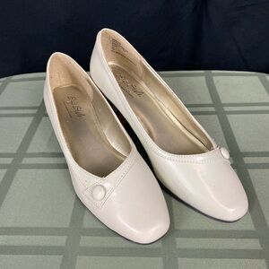 Soft Style Hush Puppies Cream Women's Slip on Flats